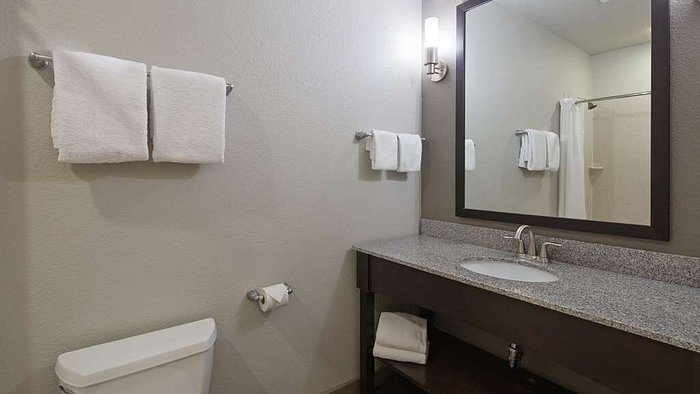 Best Western Plus Austin Airport Inn Suites — Bathroom