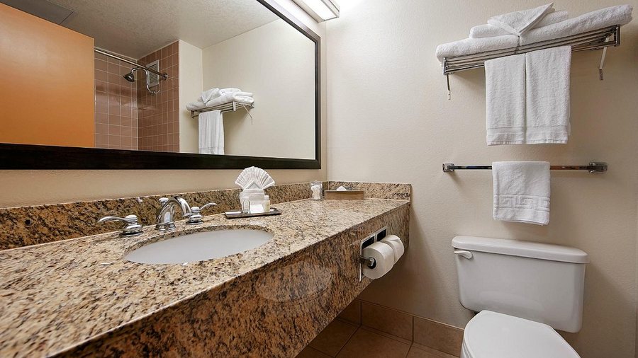 Best Western Plus Bayside Hotel — Bathroom