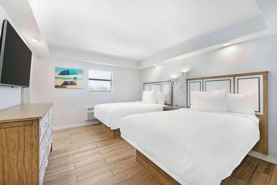Best Western Plus Beach Resort — Guest room