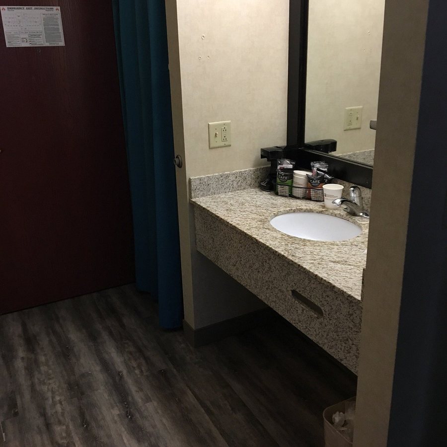 Best Western Plus Berkshire Hills Inn Suites — Bathroom