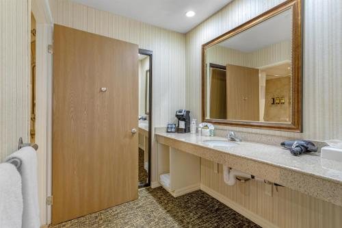Best Western Plus Big America — Bathroom