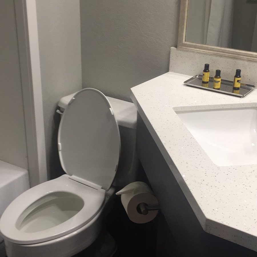 Best Western Plus Bloomington East Hotel — Bathroom