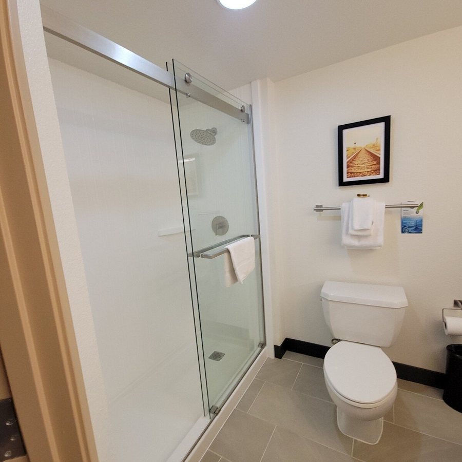 Best Western Plus Boomtown Casino Resort — Bathroom