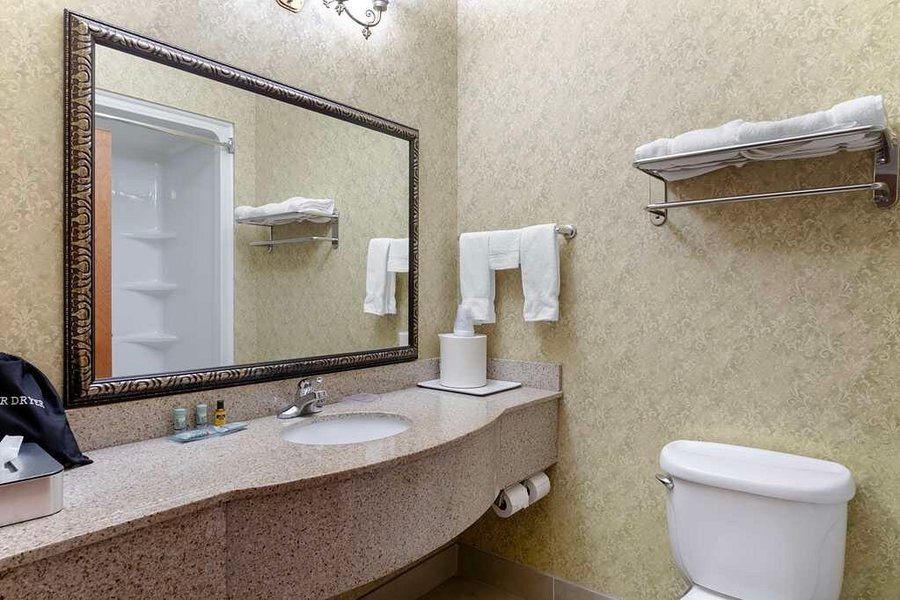 Best Western Plus Bradbury Inn Suites — Bathroom