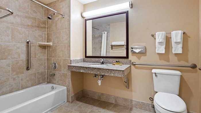 Best Western Plus Burleson Inn Suites — Bathroom