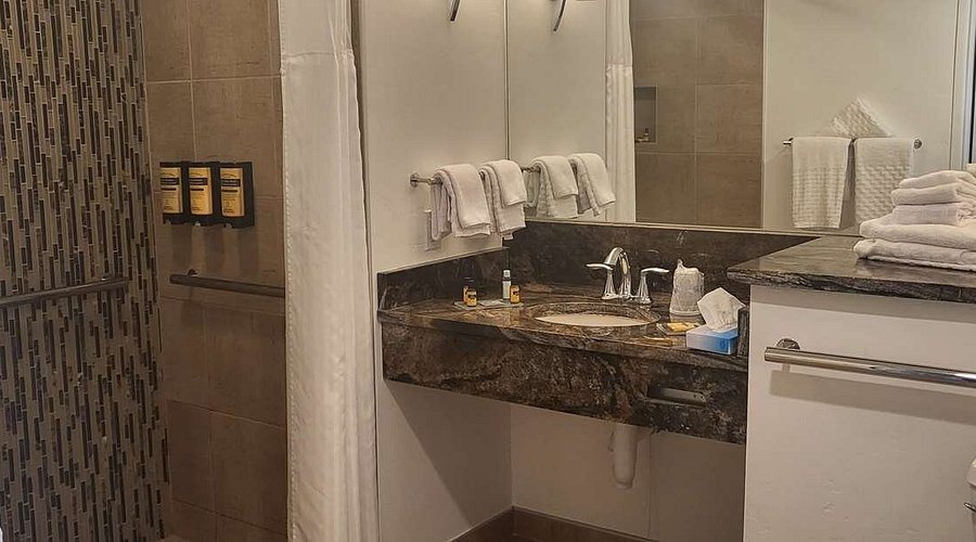 Best Western Plus Butte Plaza Inn — Bathroom