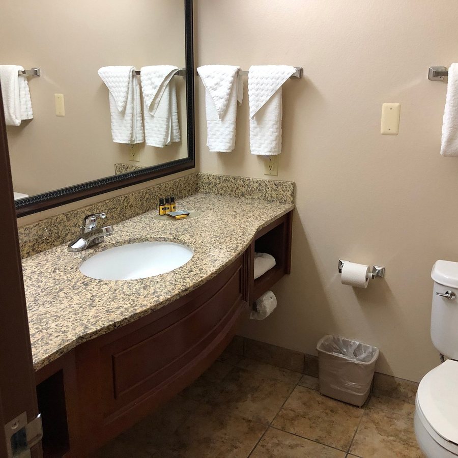 Best Western Plus Butterfield Inn — Bathroom