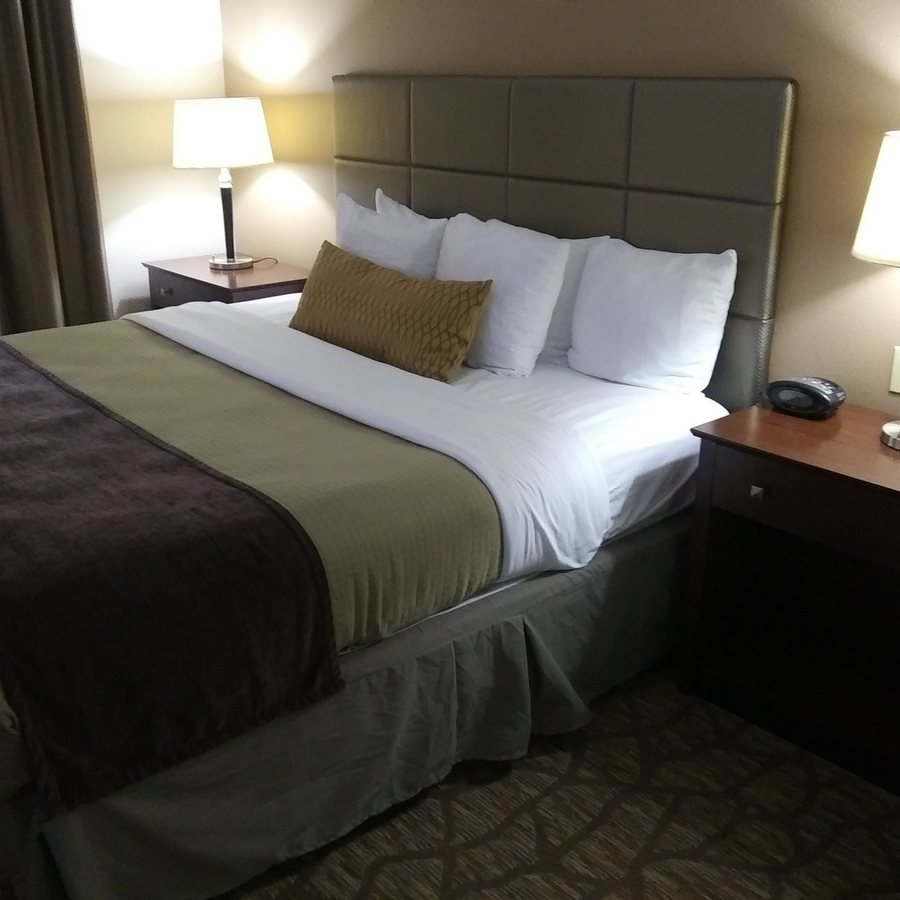Best Western Plus Butterfield Inn — Guest room