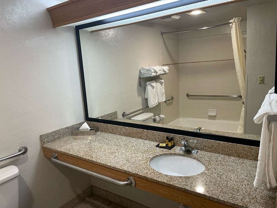 Best Western Plus Caldwell Inn Suites — Bathroom