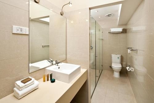 Best Western Plus Camperdown Suites — Bathroom