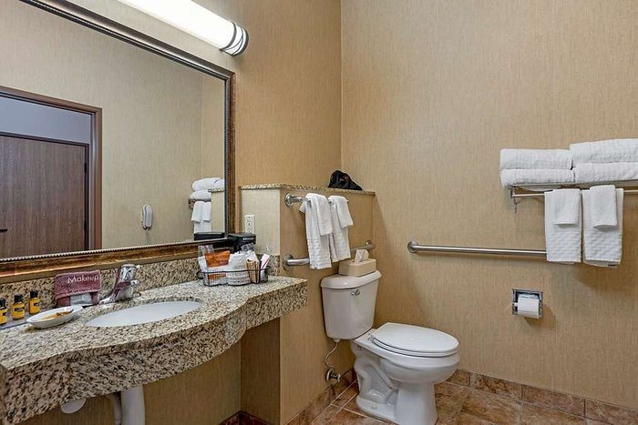Best Western Plus Capital Inn — Bathroom