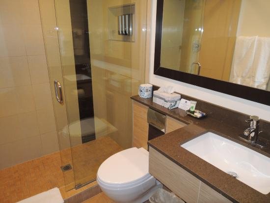 Best Western Plus Carriage Inn Los Angeles California — Bathroom
