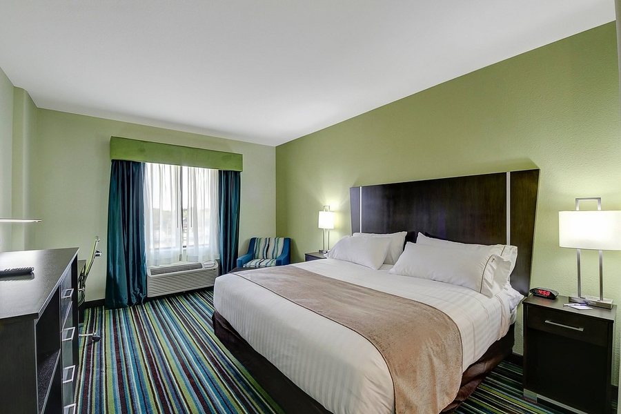 Best Western Plus Carrizo Springs Inn Suites — Guest room