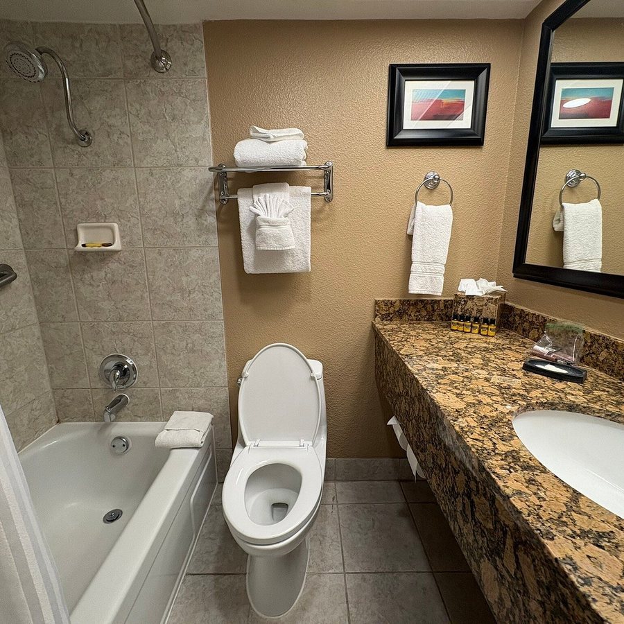 Best Western Plus Casino Royale Center Strip Las Vegas Nevada — Bathroom