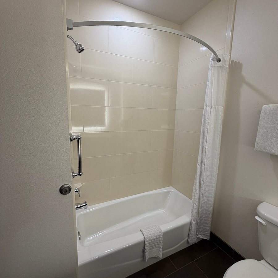 Best Western Plus Casper Inn Suites — Bathroom