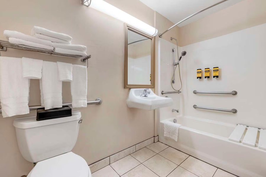Best Western Plus Chain Of Lakes Inn Suites — Bathroom
