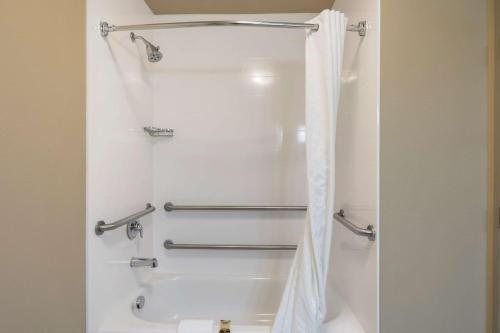 Best Western Plus Chena River Lodge — Bathroom