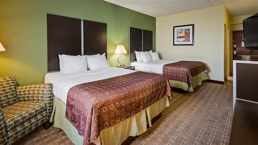 Best Western Plus Cleveland Inn Suites — Guest room