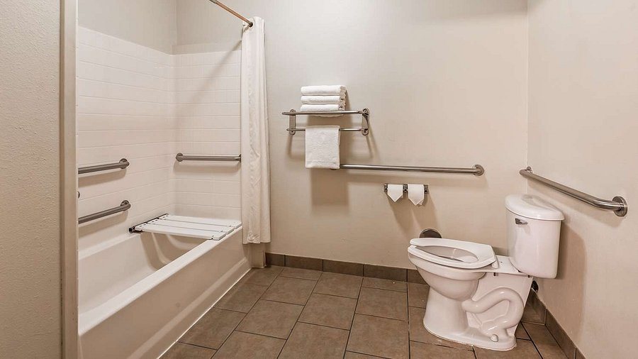 Best Western Plus Clinton Jackson — Bathroom