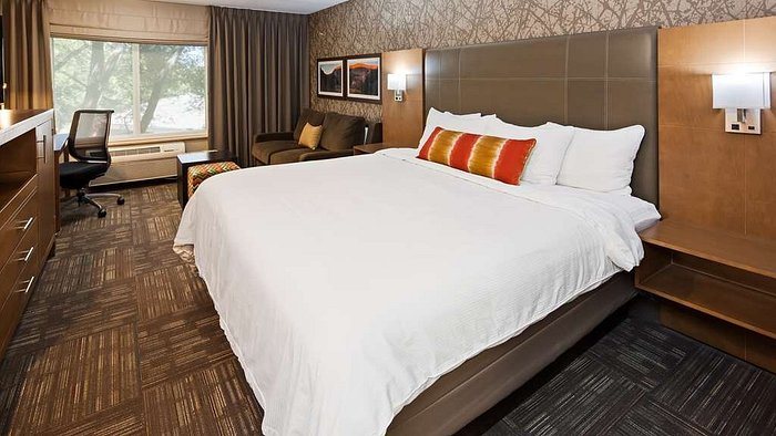 Best Western Plus CottonTree Inn — Guest room