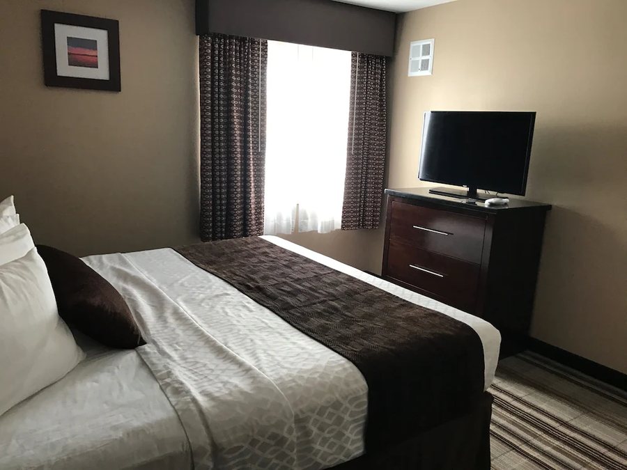 Best Western Plus Crawfordsville Hotel — Guest room