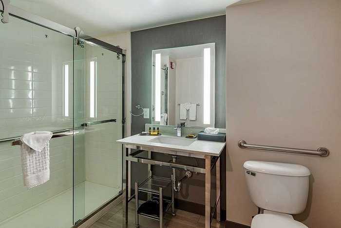 Best Western Plus Dalton Inn — Bathroom