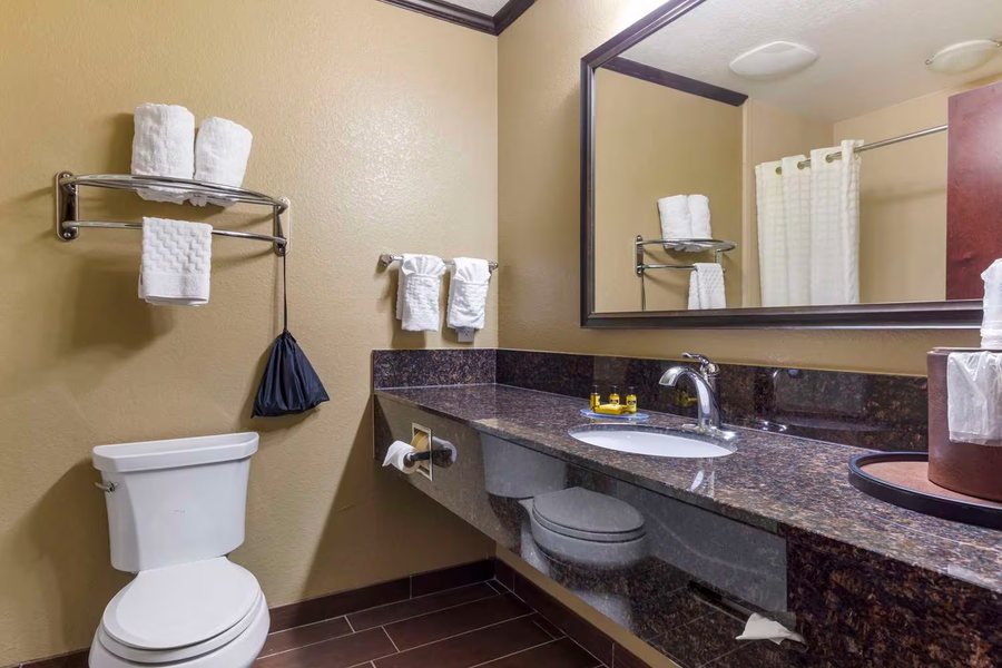 Best Western Plus Deer Park Hotel And Suites — Bathroom