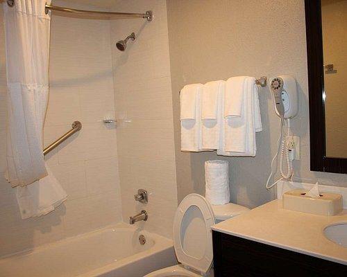 Best Western Plus Deerfield Beach Hotel Suites — Bathroom