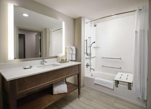 Best Western Plus Desoto — Bathroom
