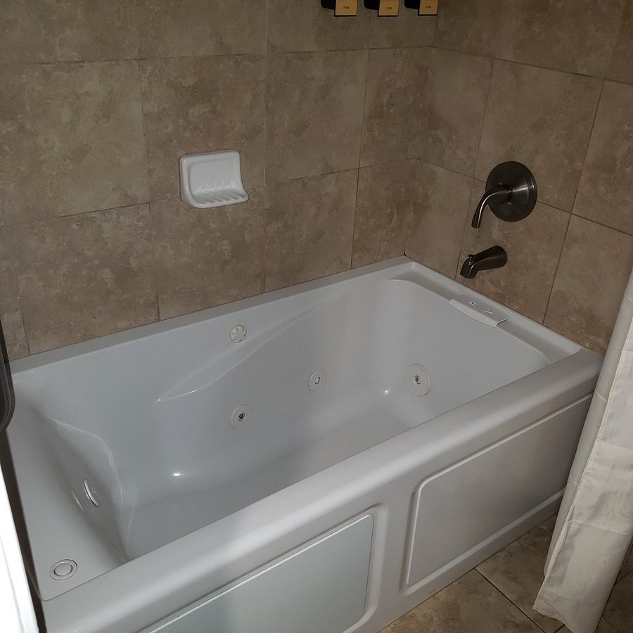 Best Western Plus Diamond Valley Inn — Bathroom