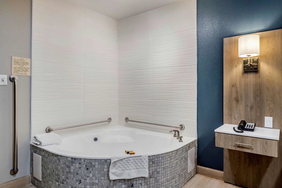 Best Western Plus Edinburg Inn Suites — Bathroom