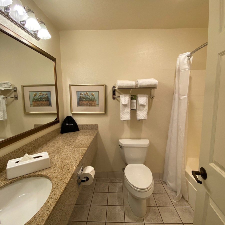 Best Western Plus Edison Inn — Bathroom