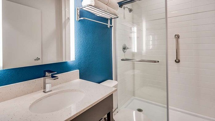Best Western Plus El Paso Airport Hotel Conference Center — Bathroom