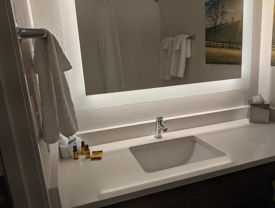 Best Western Plus Elizabethtown Inn Suites — Bathroom