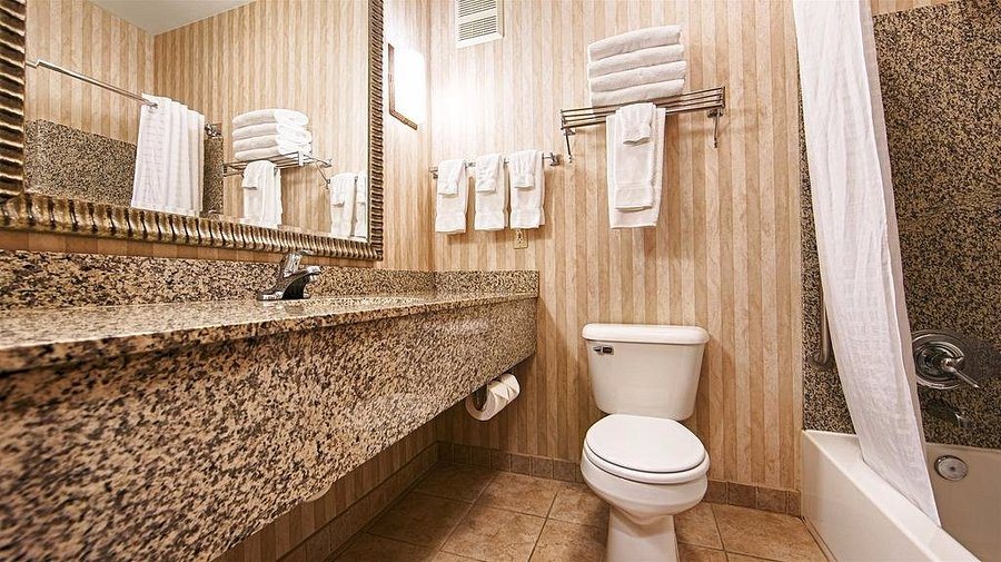 Best Western Plus Ellensburg Hotel — Bathroom