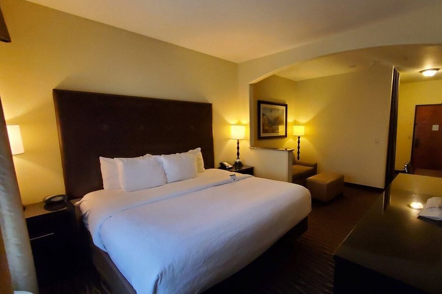Best Western Plus Ellensburg Hotel — Guest room