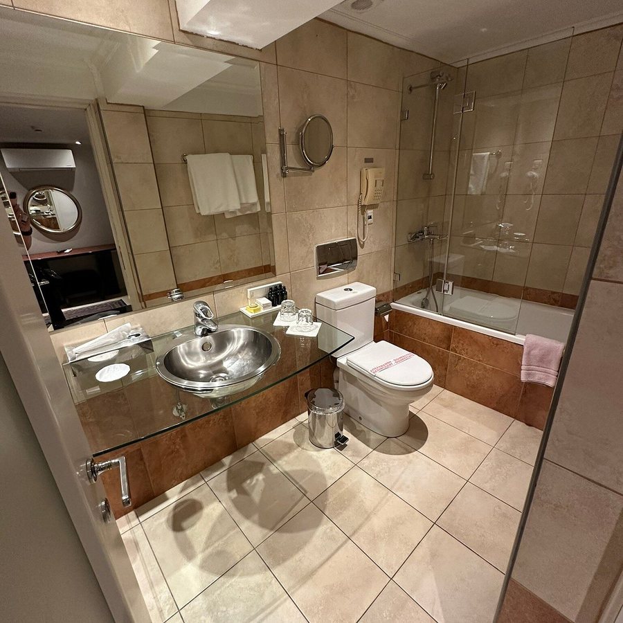 Best Western Plus Embassy Hotel — Bathroom