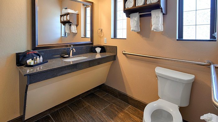 Best Western Plus Emerald Inn Suites — Bathroom