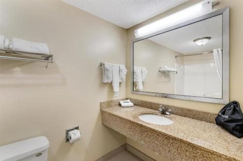 Best Western Plus Executive Hotel — Bathroom