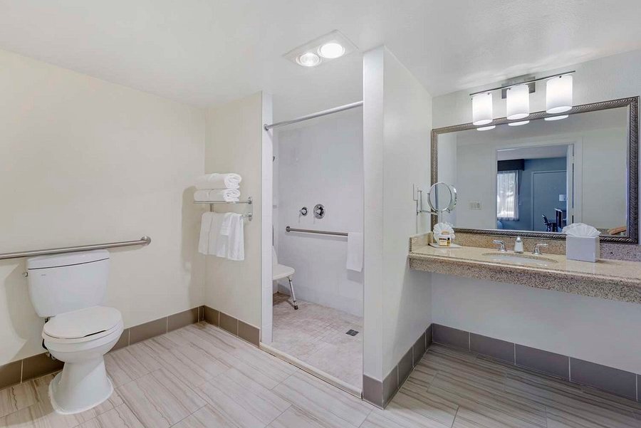 Best Western Plus Executive Inn Suites — Bathroom