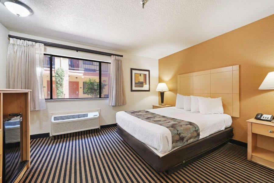 Best Western Plus Executive Inn Suites — Guest room