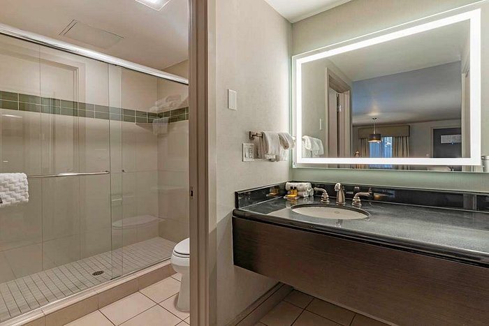 Best Western Plus Executive Suites — Bathroom