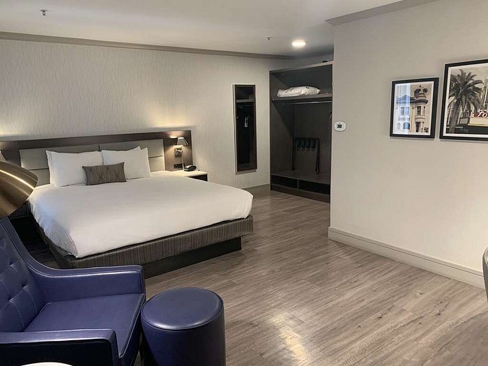 Best Western Plus Executive Suites — Guest room