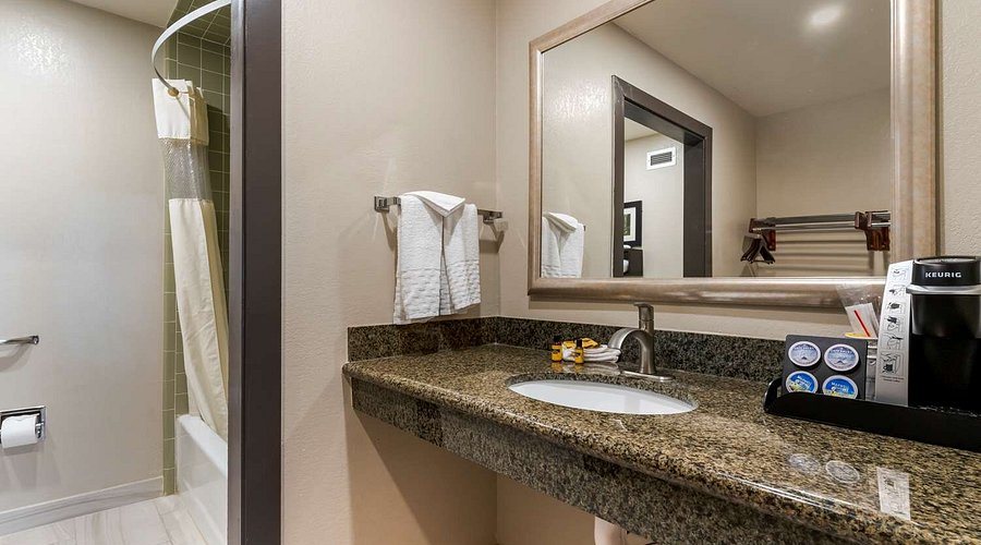 Best Western Plus Forest Park Inn — Bathroom