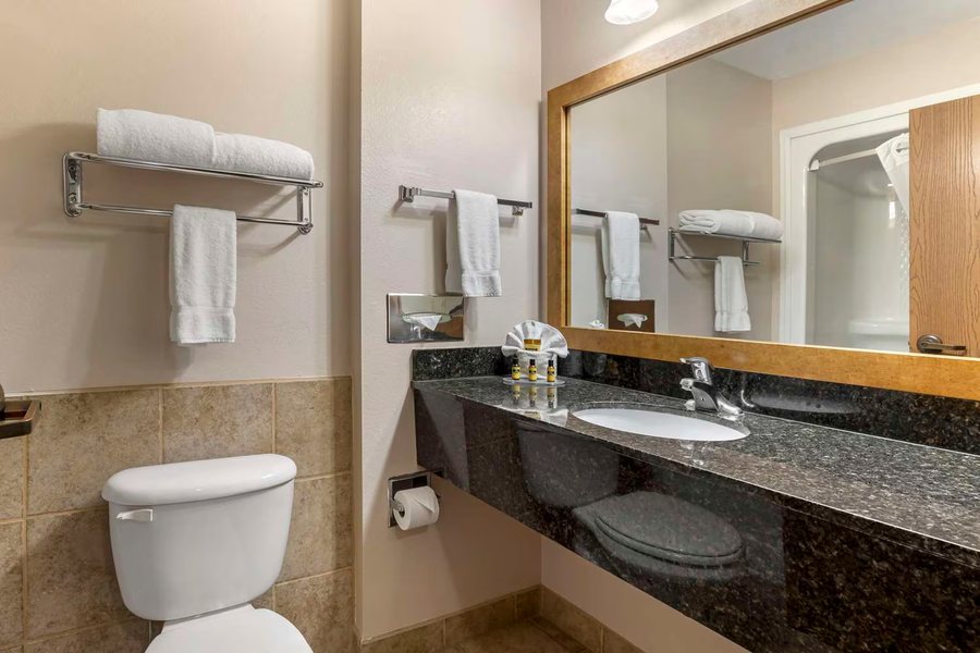 Best Western Plus Fossil Country Inn Suites — Bathroom