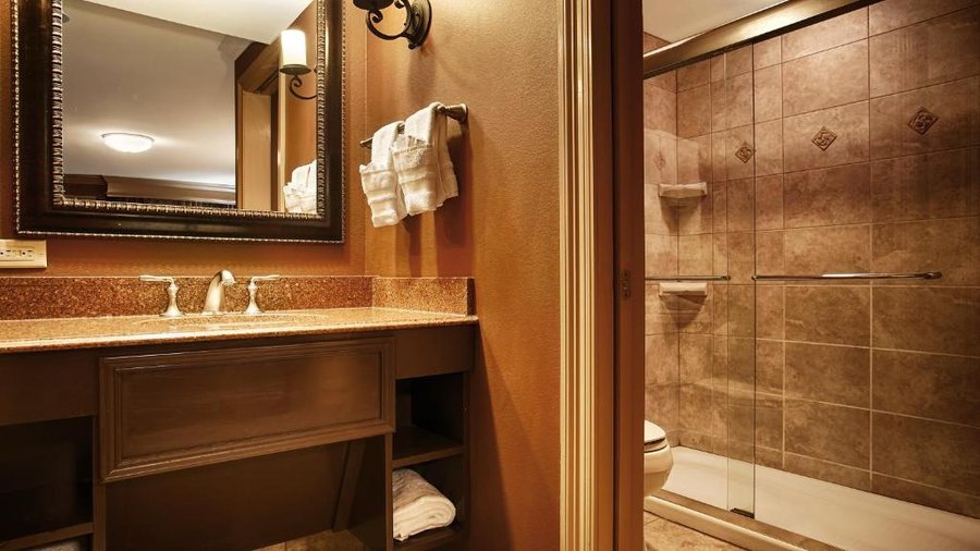 Best Western Plus French Quarter Courtyard Hotel — Bathroom