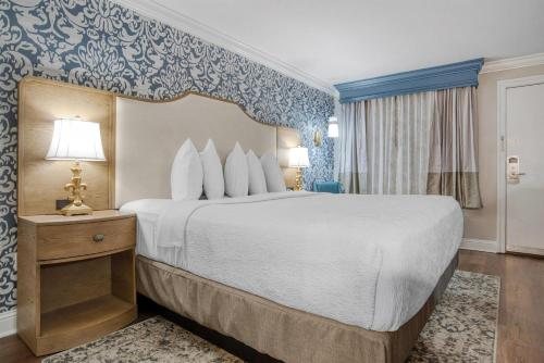 Best Western Plus French Quarter Courtyard Hotel — Guest room