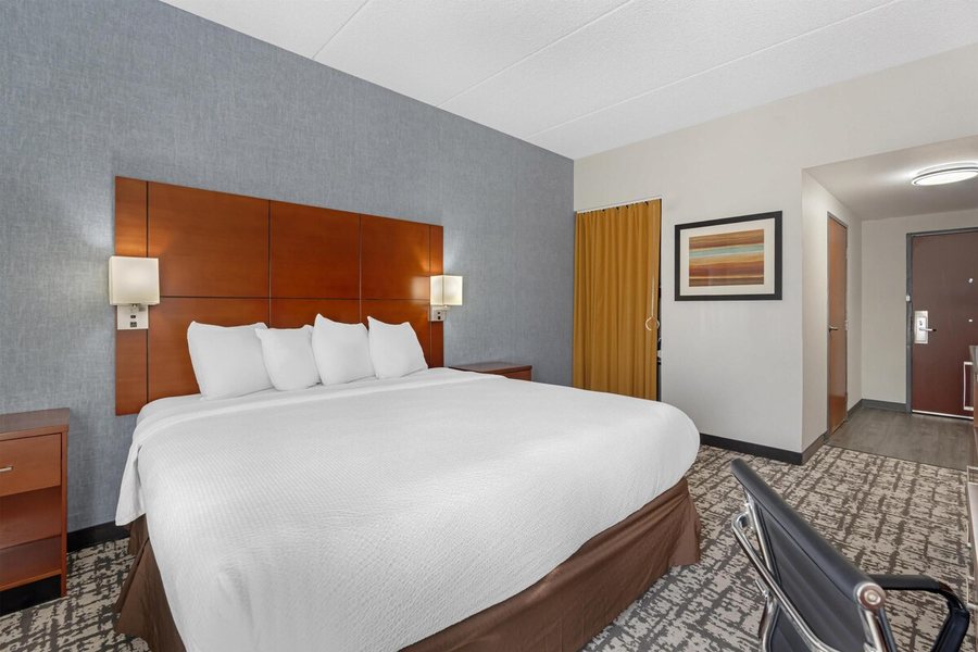Best Western Plus Fresno Inn — Guest room