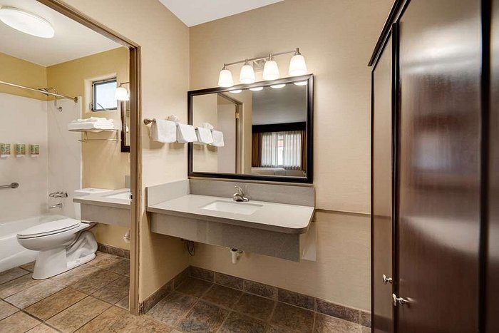Best Western Plus Frontier Inn — Bathroom