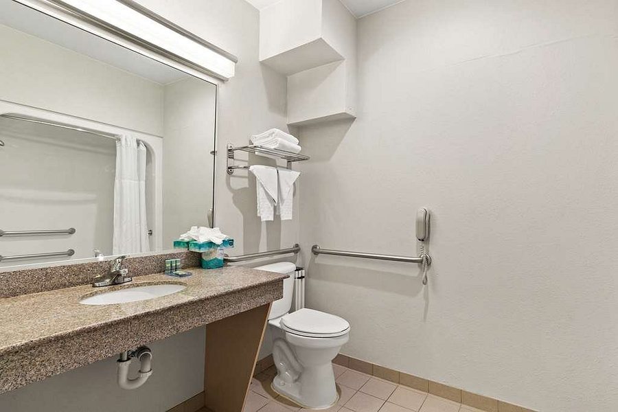 Best Western Plus Galleria Inn Suites — Bathroom